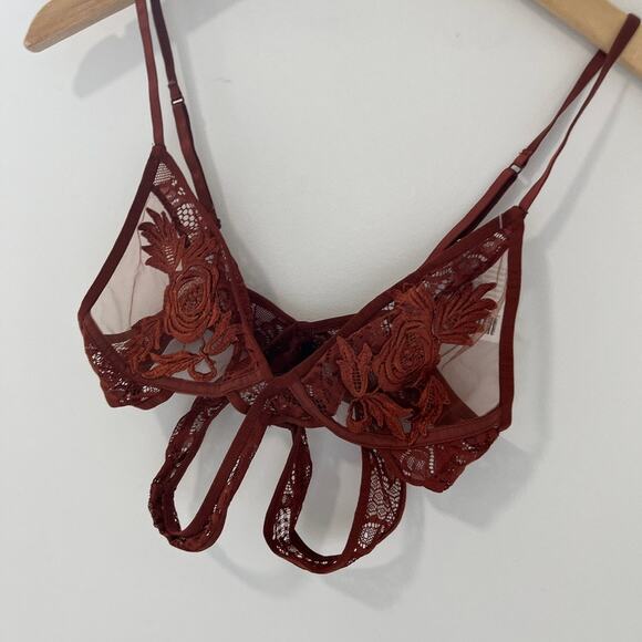 NEW Urban Outfitters Red Lace Bralette Size Medium - Picture 4 of 5